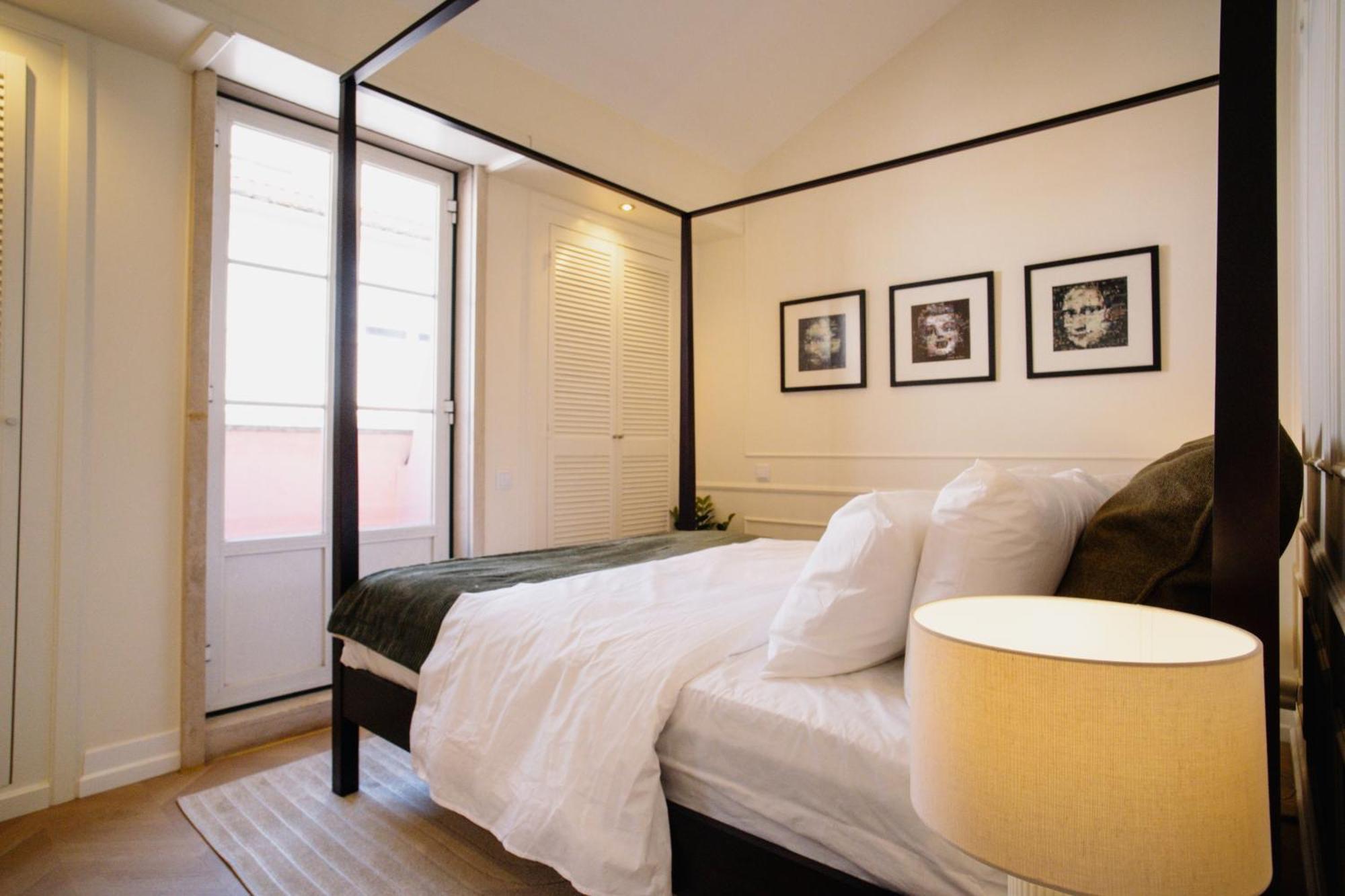 -new- Chic Chiado Apartment, Elevator Buiding, Steps To Everything Apartment Lissabon