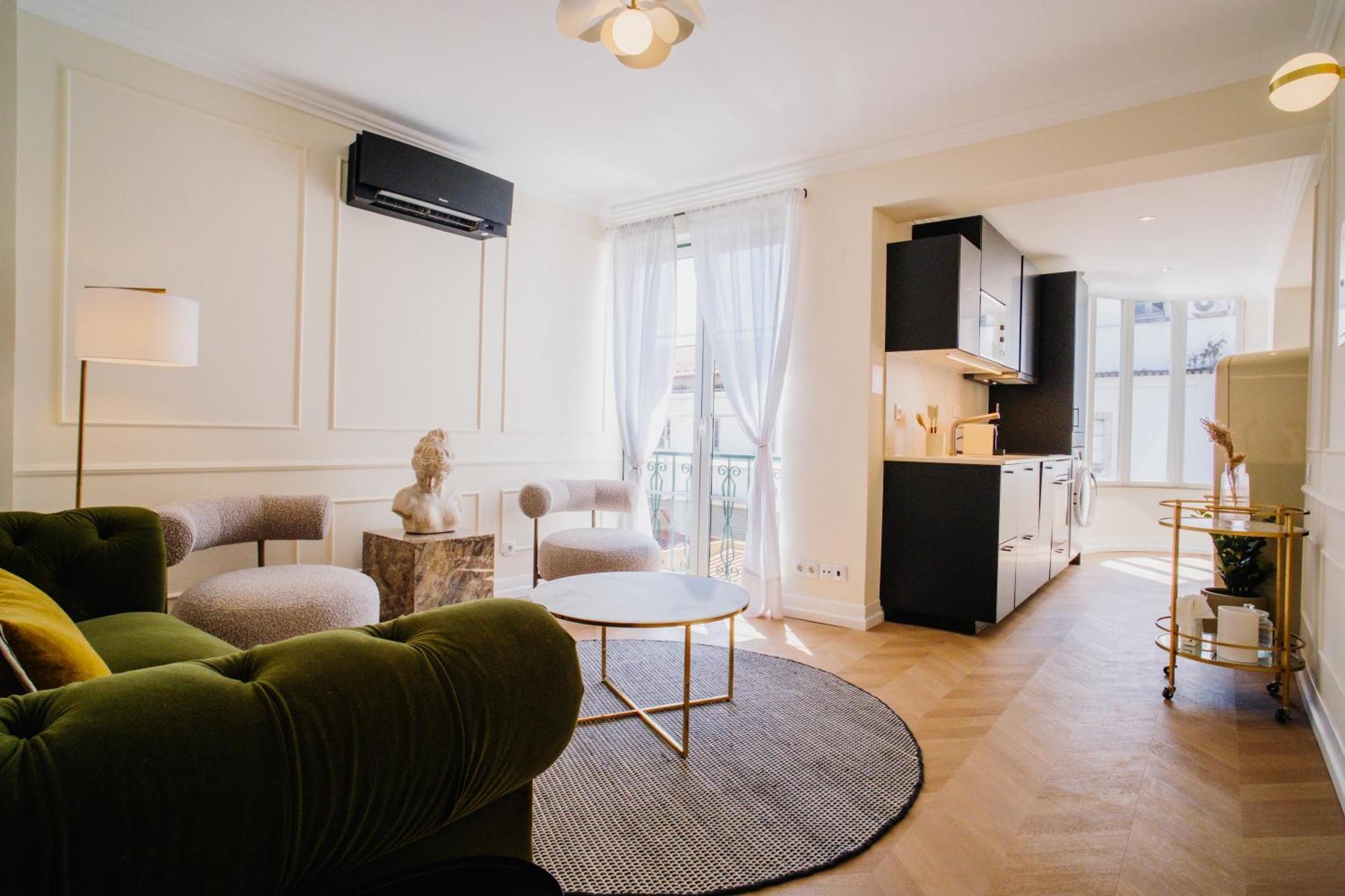 -new- Chic Chiado Apartment, Elevator Buiding, Steps To Everything * Lissabon