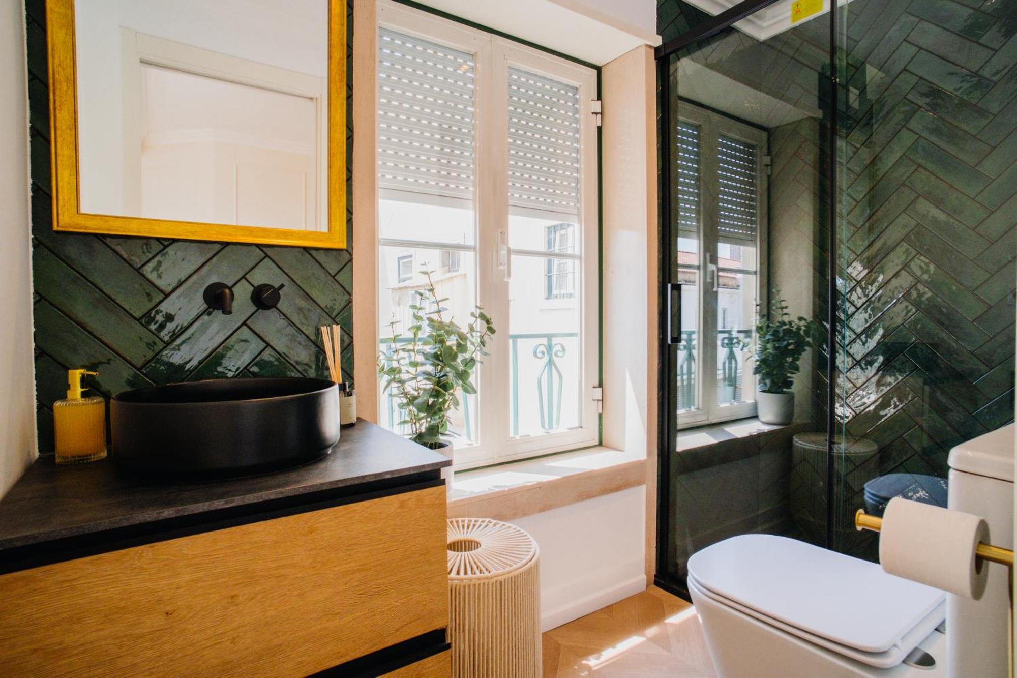 -new- Chic Chiado Apartment, Elevator Buiding, Steps To Everything * Lissabon