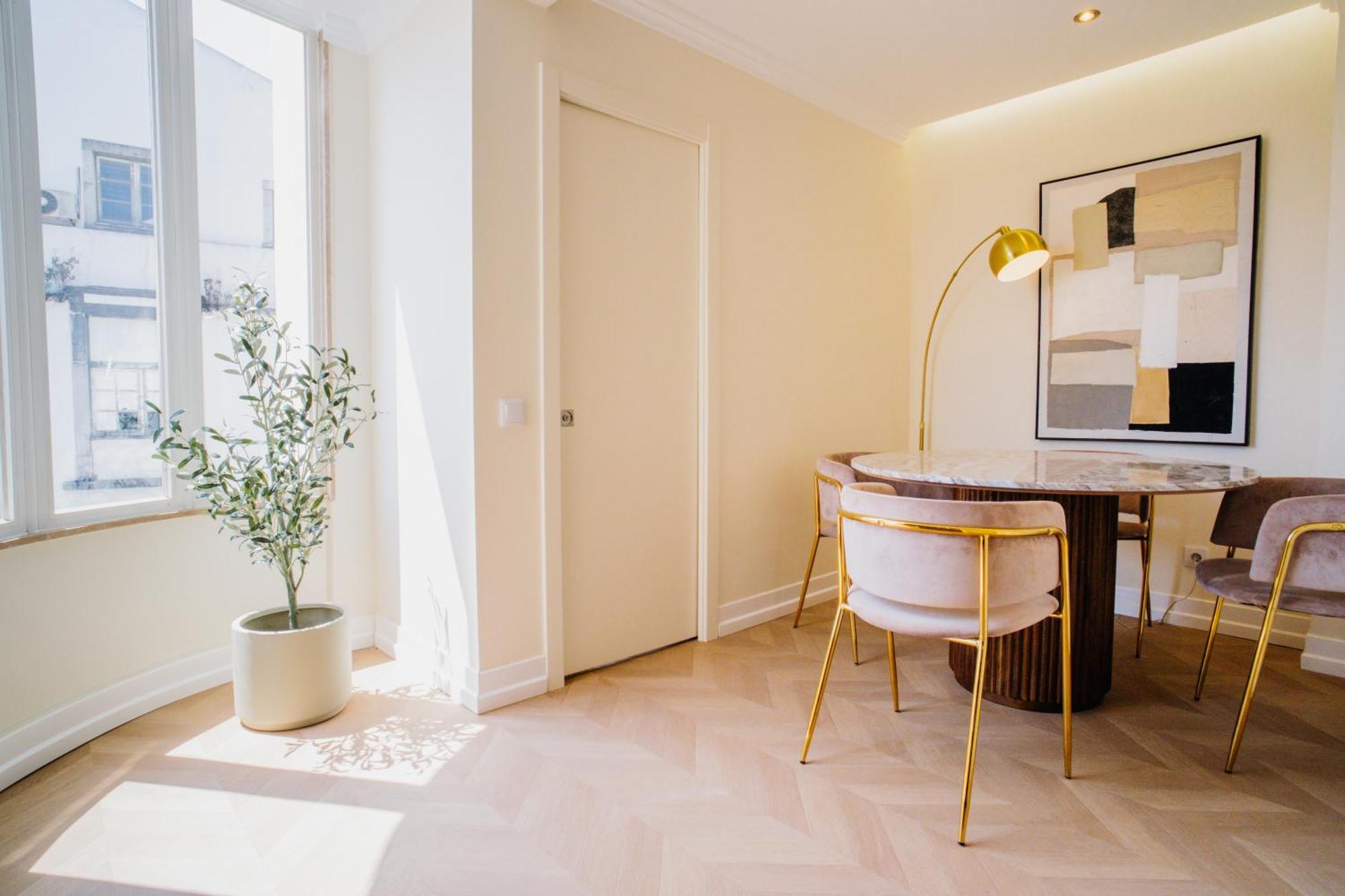 -new- Chic Chiado Apartment, Elevator Buiding, Steps To Everything Apartment